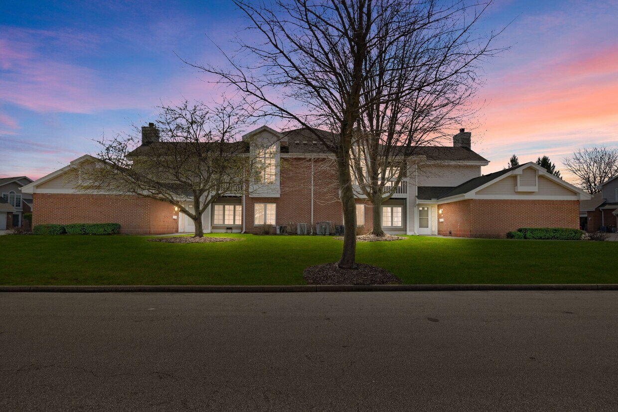 Foto principal - 8863 Westlake Dr