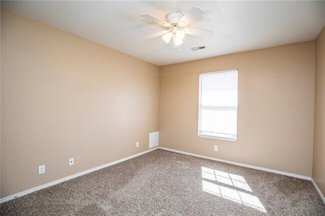 Building Photo - 303 NW Abbey Pl
