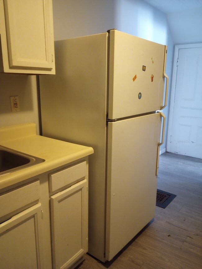 Building Photo - 410 Linden Pl