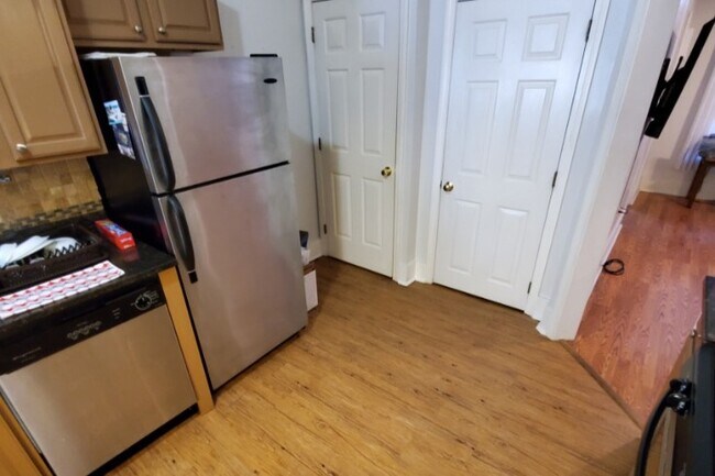 Building Photo - 8 Library St