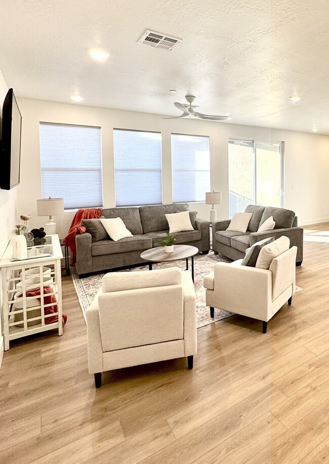 Building Photo - Desert Color Condo
