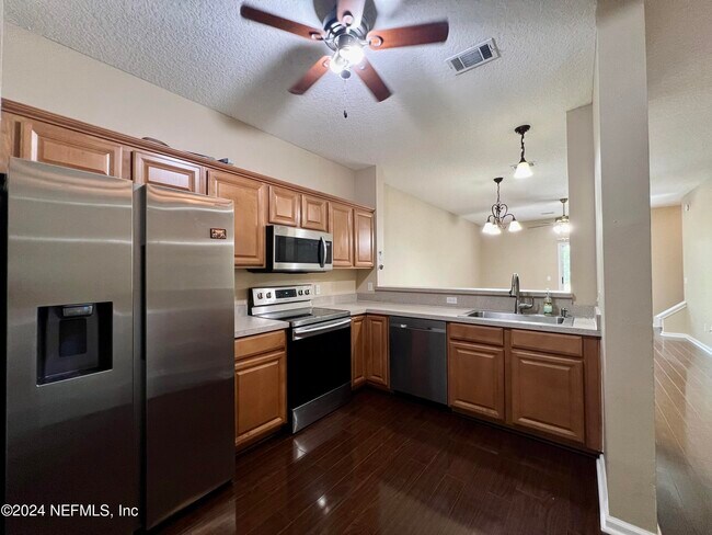 Building Photo - 466 Scrub Jay Dr