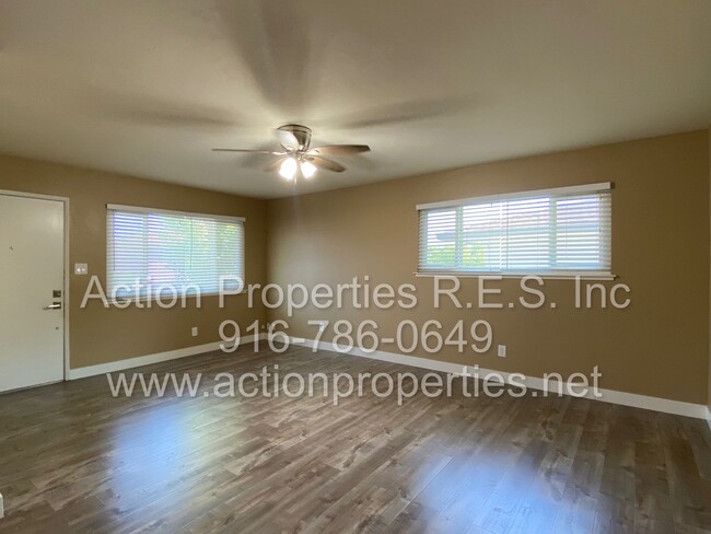 Building Photo - Central Roseville - 2 Bed, 1 Bath - Upper ...