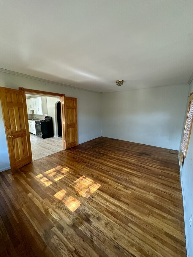 Foto del edificio - 810 E 8th St