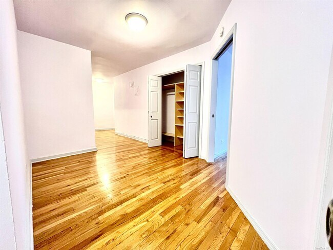 Foto del edificio - 67-25 Dartmouth St
