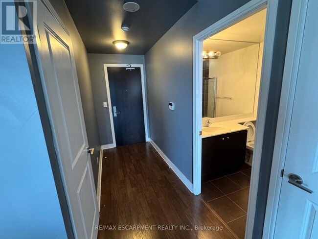 Building Photo - 50 Absolute Ave
