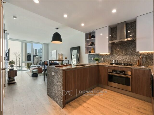 Foto del edificio - 225 W Division St