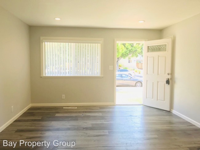 Building Photo - 155-157 Locksunart Way