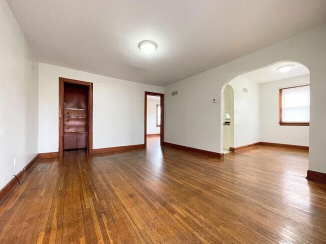 Building Photo - 800 N Poplar