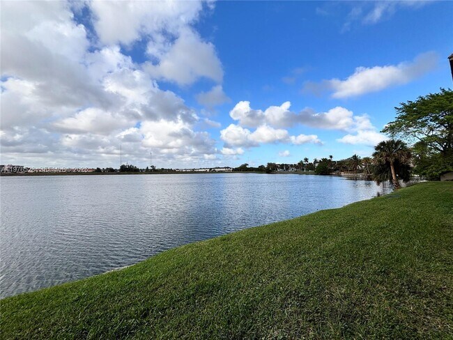 Foto del edificio - 605 Ives Dairy Rd