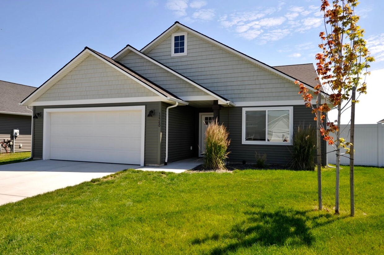 Primary Photo - 4 bed 2 bath Rancher Lancaster & Meyer