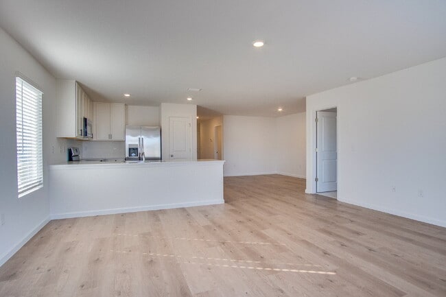 Building Photo - 4-Bedroom Eagles Ridge Rental with Open Floor Plan & Internet Included