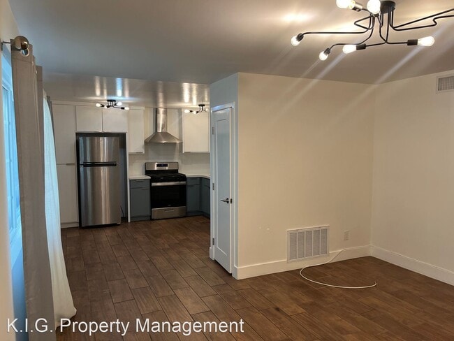 Building Photo - 2 br, 1 bath Apartment - 8517 Cedros Ave. ...