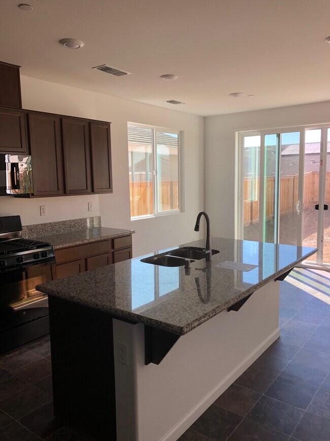 Building Photo - 4864 Lantana Dr