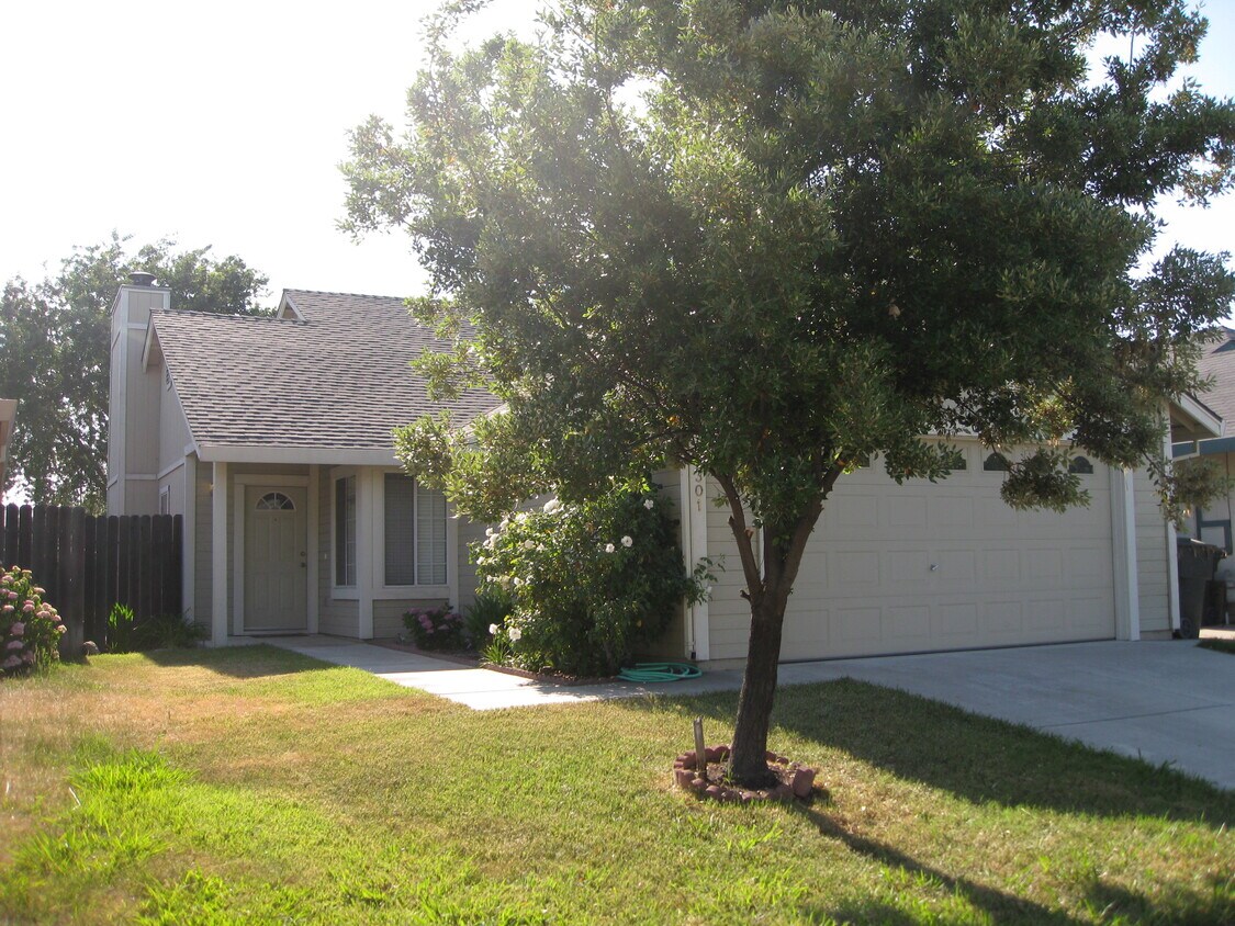 Front Yard - 6301 Elkhorn Manor Dr