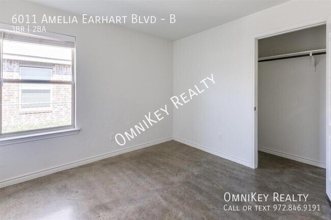 Foto del edificio - 6011 Amelia Earhart Blvd