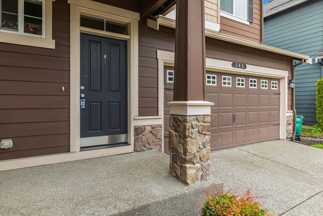 Foto del edificio - Immediately available 4-bedroom 3.5 bath