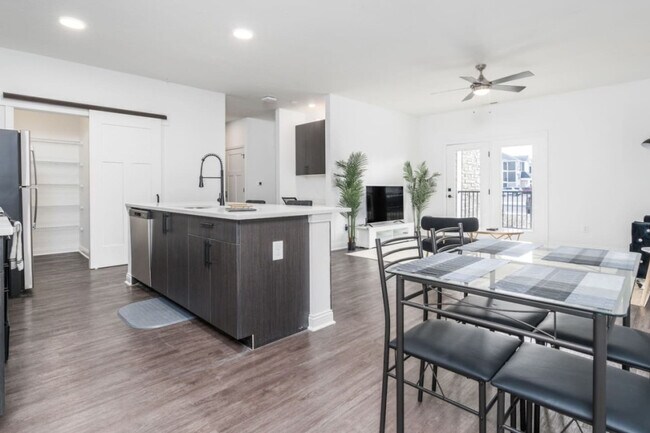 Foto del edificio - 5821 Elevated Way