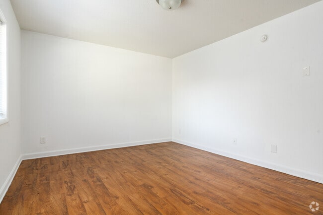 1BR, 1BA - 640SF - Living Room - Hollywood/Shawnee Apartments