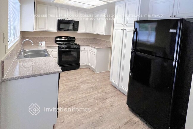 Building Photo - 330 Templeton Dr