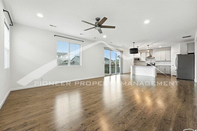 Building Photo - Spacious Home with Washer/Dryer and Centra...