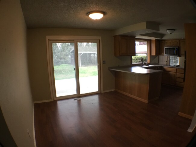 Building Photo - Updated 3 Bed/1.5 Bath Marysville Rambler ...