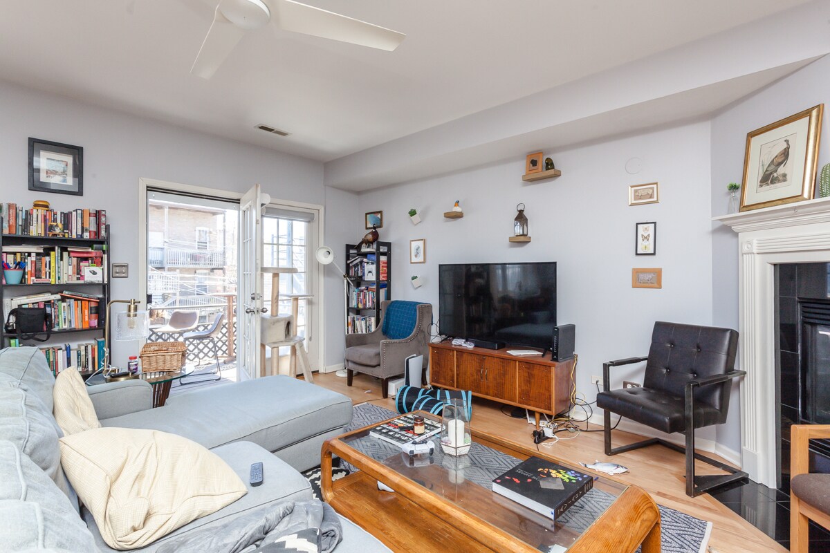 Primary Photo - 1357 N Artesian Ave