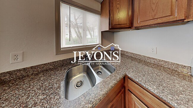 Foto del edificio - Charming duplex in a walkable location near the University of Puget Sound