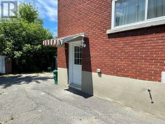 Building Photo - 482 Vernon Ave