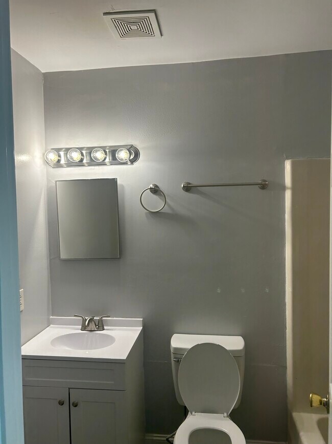 Foto del edificio - 306 E Burnsville St