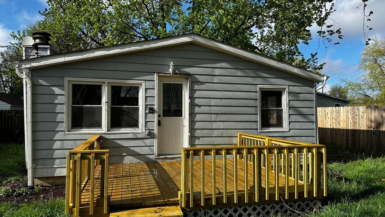 Primary Photo - 212 E Marshall St