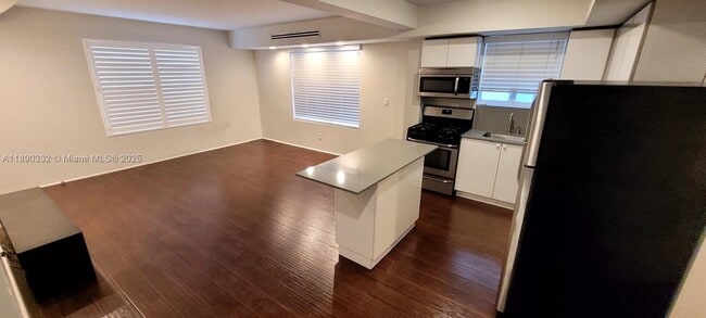 Foto del edificio - 7333 Dickens Ave
