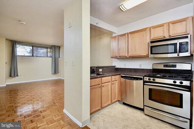 Foto del edificio - 7111 Woodmont Ave