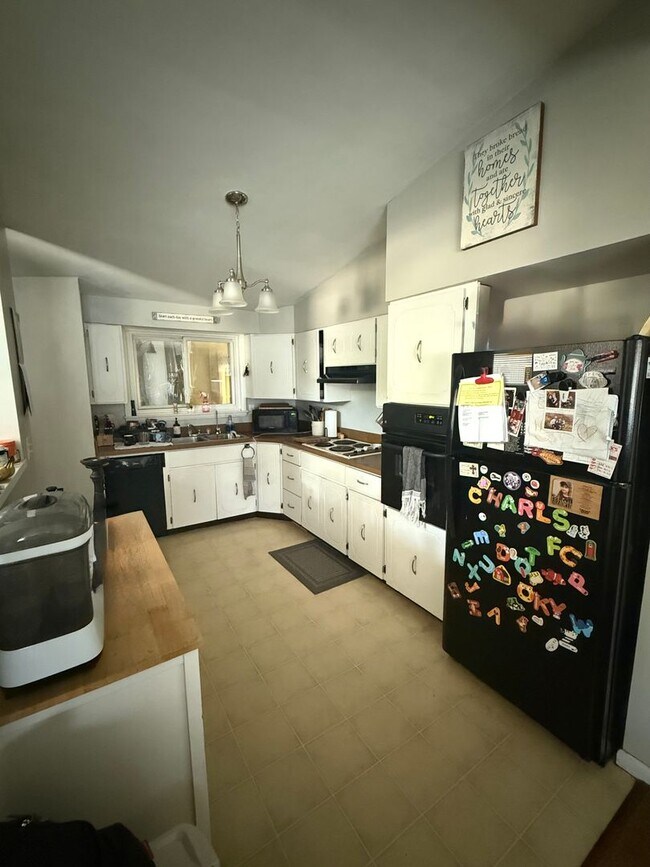Foto del edificio - Three Bedroom / 1.5 Bathroom House AVAILAB...