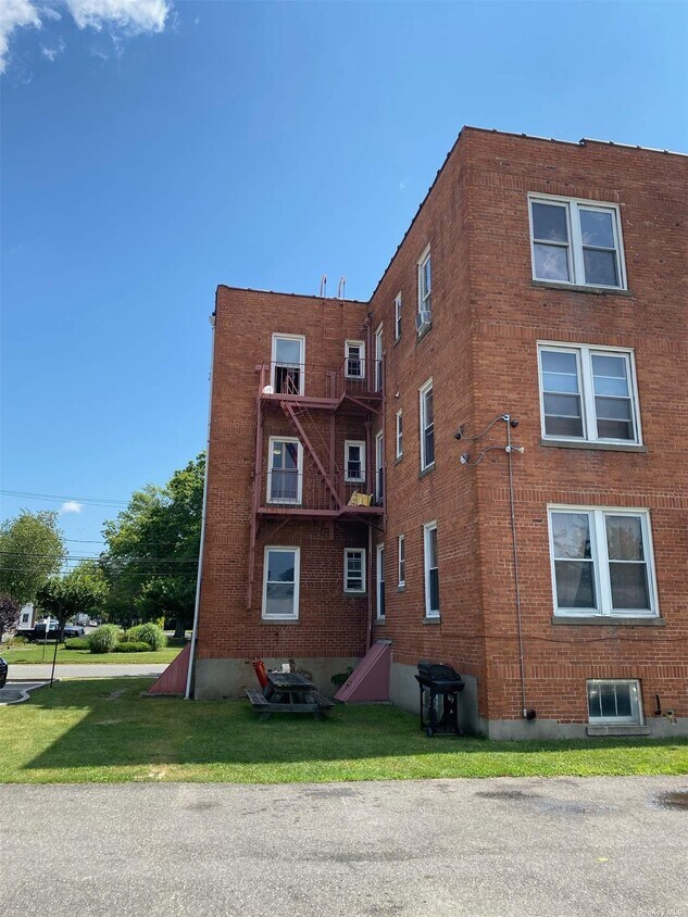 726 E Main St Unit I, Riverhead, NY 11901 Room for Rent in Riverhead