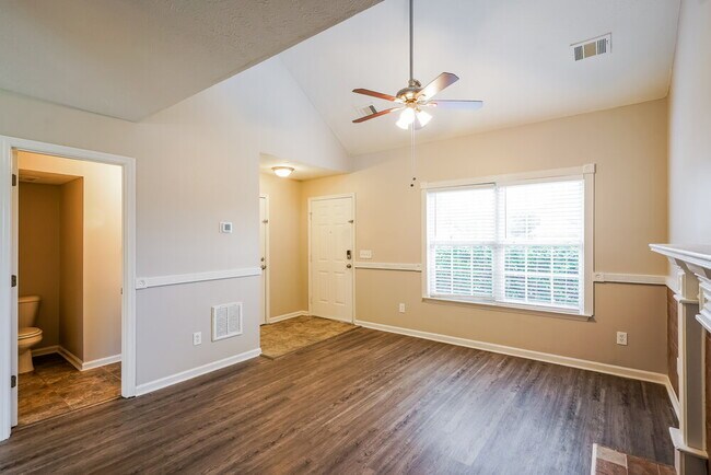 Foto del edificio - 1825 Lakewood Village Dr