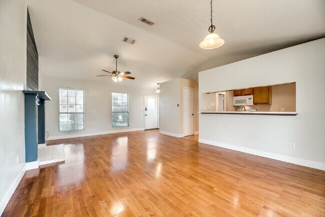 Foto del edificio - Charming 3-Bedroom Home with 2 Baths in Prime Fort Worth Location