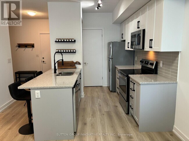 Photo du bâtiment - 550 N Service Rd