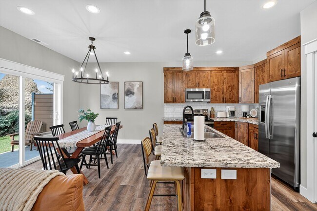 Building Photo - Beautiful 3 Bed, 2.5 Bath Townhome in Ashton