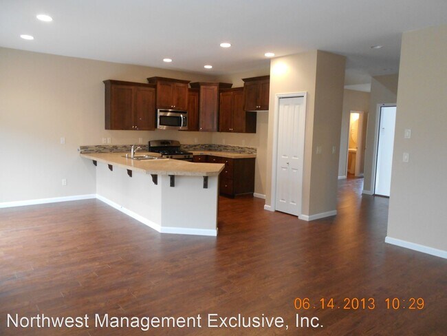 Building Photo - 4 br, 2.5 bath House - 5415 NE 52nd Street