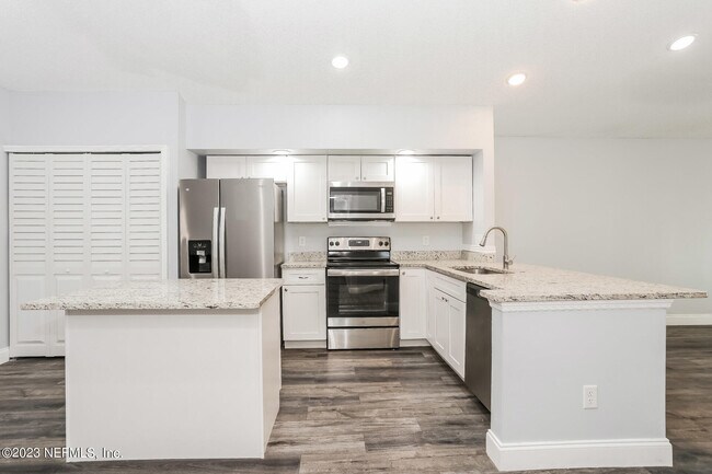 Building Photo - 2520 Townsquare Dr