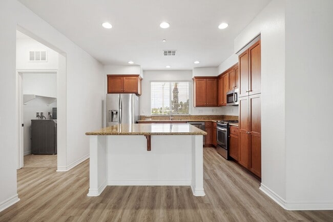 Foto del edificio - Prime Location! RARE Opportunity to LEASE 4/3.5 Spacious TownHome IN GARDEN GROVE!