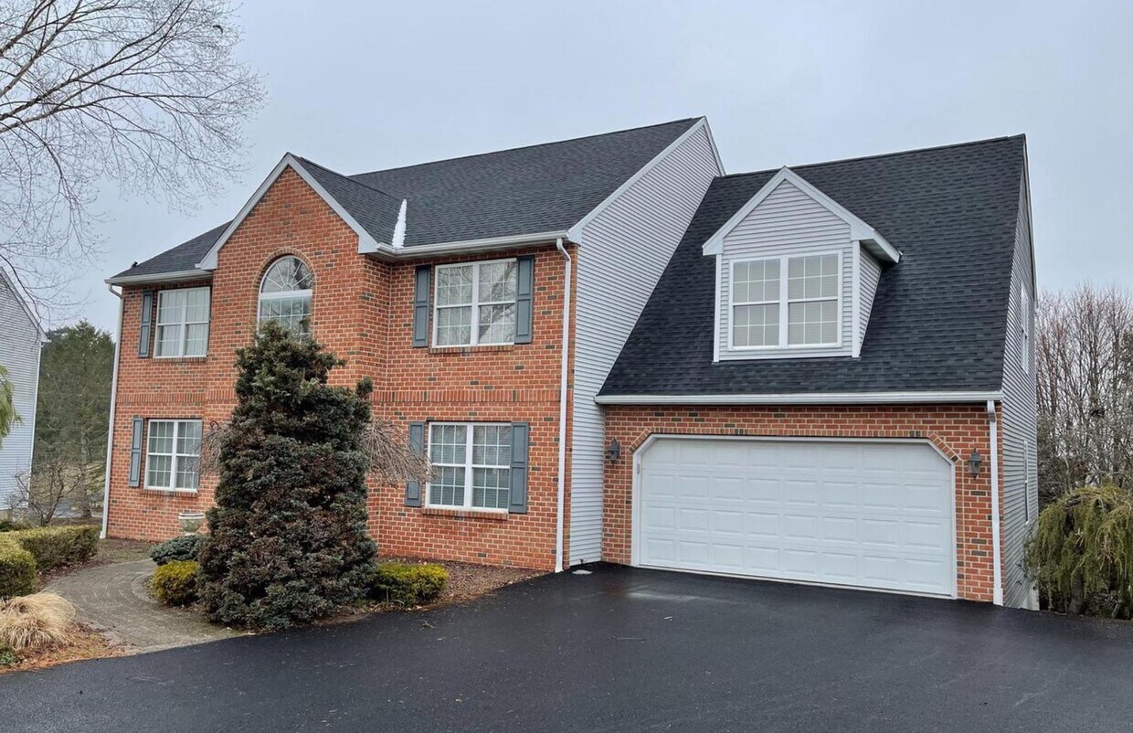 Building Photo - 135 Lucinda Ln