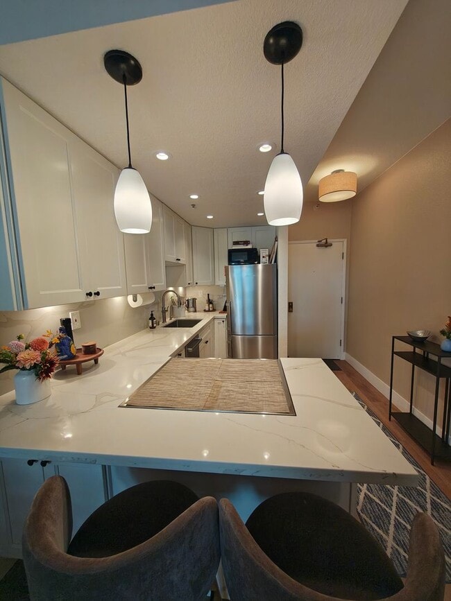 Building Photo - Furnished 1-Bedroom Garden Oasis at Bay Crest Condominiums | Rincon Hill