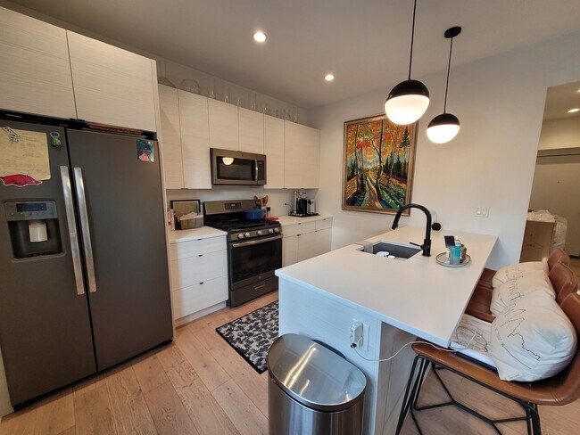 Foto del edificio - 1656 W Summerdale Ave
