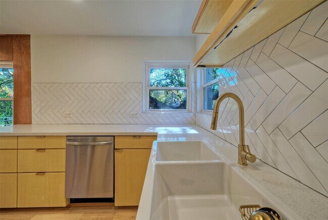 Foto del edificio - 1709 Mariposa Dr