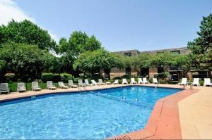 Building Photo - 5 Oak Creek Dr