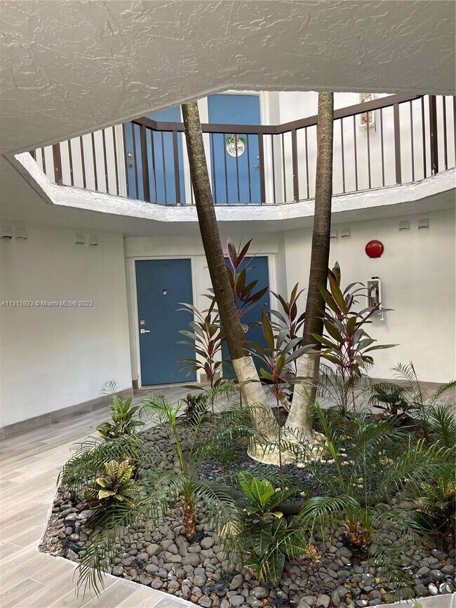Building Photo - 9409 Fontainebleau Blvd