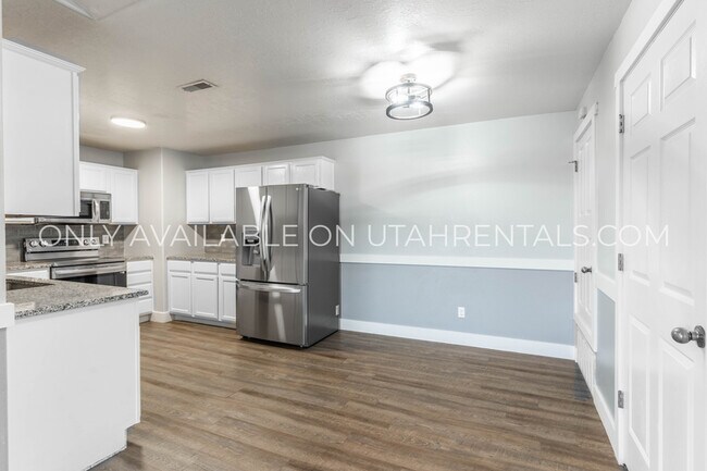 Building Photo - 8096 N Ridge Loop E