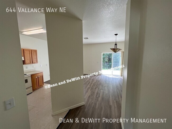 Foto del edificio - 644 Vallance Way NE